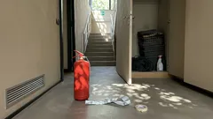 Rogo di Capodanno a Crans‑Montana: cosa emerge su evacuazione, estintori e materiali del locale (e cosa potrebbe non aver funzionato)